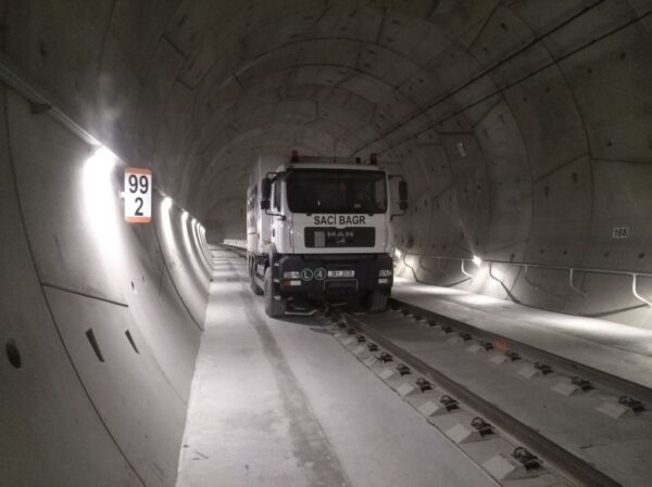 Mobilní sací bagr v Ejpovickém tunelu