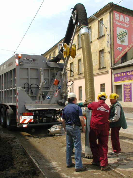 Automobile mobile suction excavator (MSB) | HUTIRA