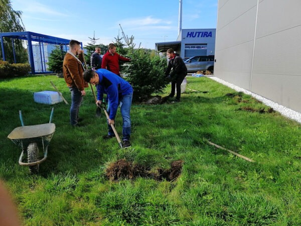 Udělejme něco dobrého – zasaďme strom | HUTIRA