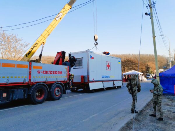 HUTIRA na Ukrajině pomáhala dodáním elektrocentrály pro sanitky, mobilní úpravny vody a kontejneru | HUTIRA