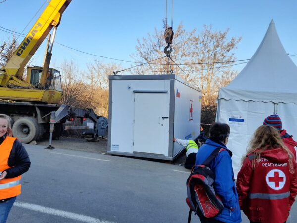 HUTIRA na Ukrajině pomáhala dodáním elektrocentrály pro sanitky, mobilní úpravny vody a kontejneru | HUTIRA