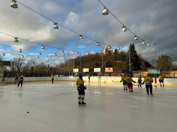 Přátelské utkání firem HUTIRA vs E.ON se letos odehrálo tradičně na otevřeném zimním stadionu u zámku Hluboká nad Vltavou